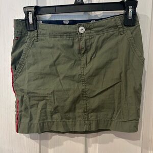 Tommy Hilfiger Girls size 10 skirt with pockets